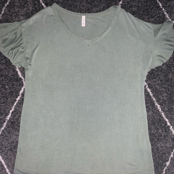 💛NWOT Ruffle Sleeve Top - Picture 4 of 6